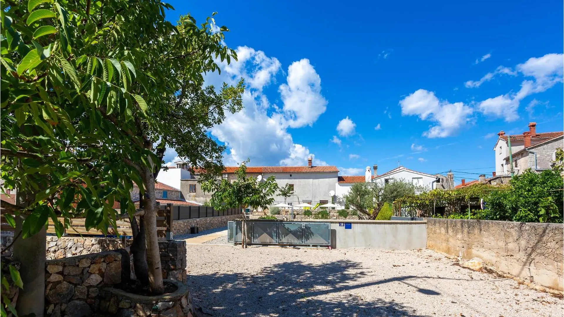 2 Bedroom Pet Friendly Home In Brzac 0*,